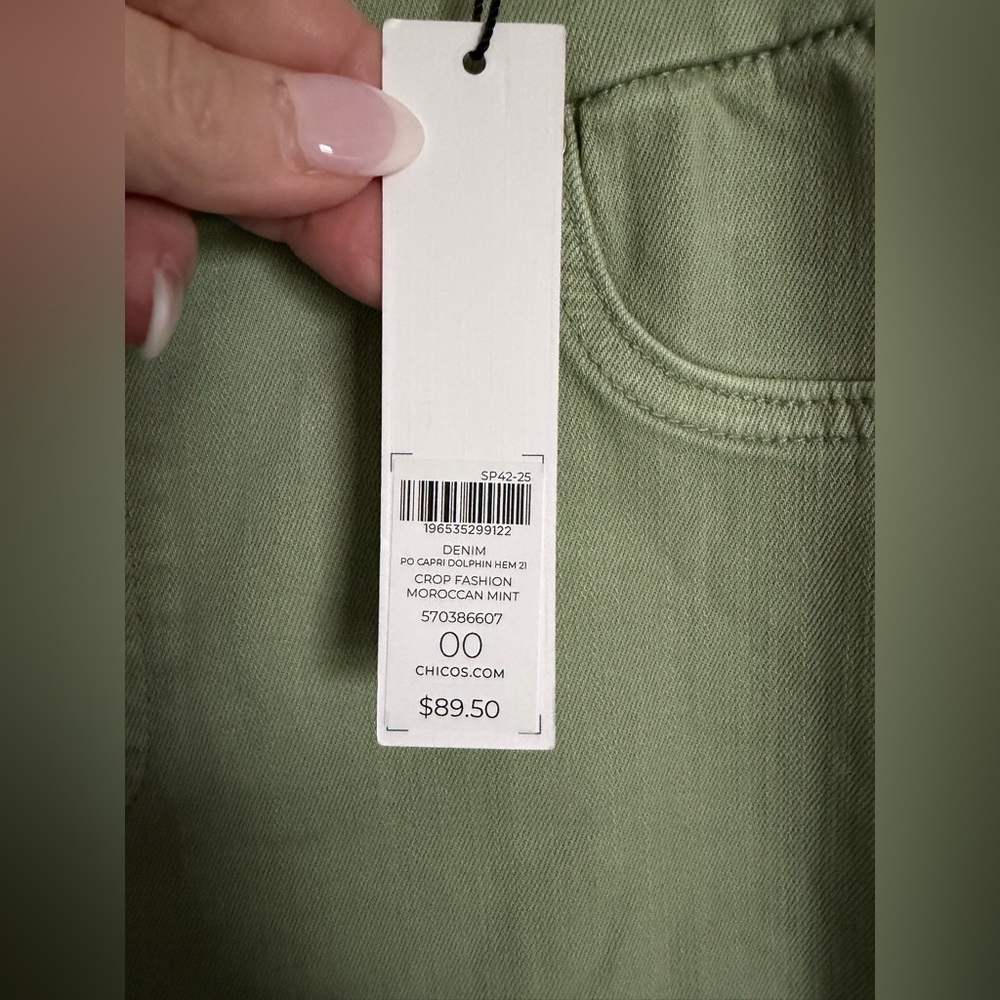 Chico's Women's Pull-On Dolphin-Hemmed Capri Jeans Mint 00 NWT $89 - Picture 7 of 9